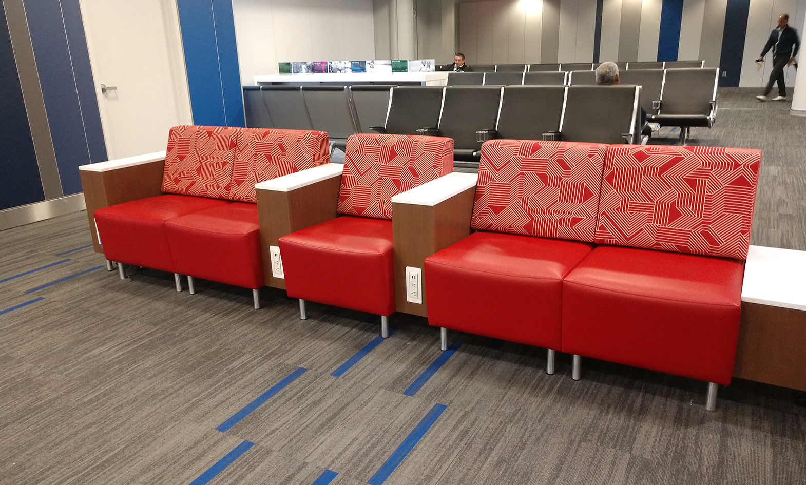 Airport seating with powered tables